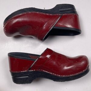 DANSKO Professional Clogs in Patent Burgundy Red